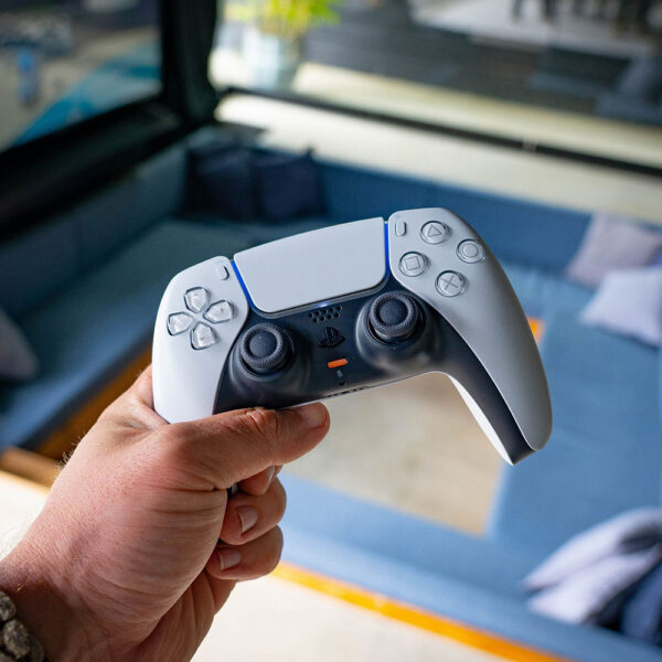 کنسول بازی سونی مدل PlayStation 5 ظرفیت 825 گیگابایت ریجن 1200 آسیا به همراه دسته اضافی و کارت طلایی اشتراک نصب بازی